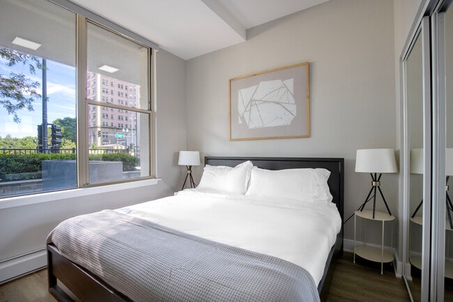 5600 N Sheridan Rd unit FL5-ID1383, Chicago, IL 60660 - photo 7