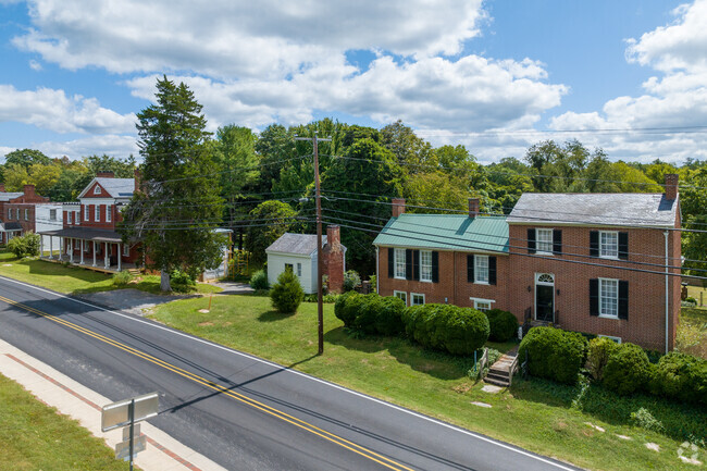 Historic homes line the streets of Buckingham Courthouse.