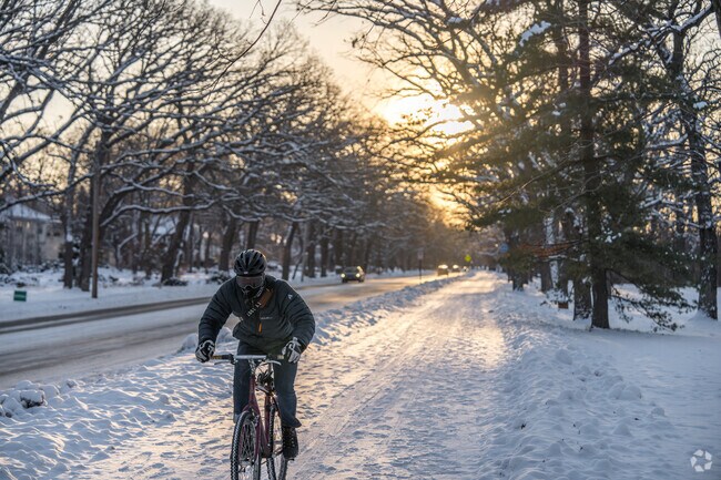 Mississippi River Parkway has a bike line for bikers.