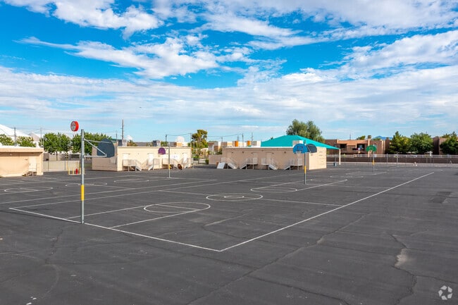 Arturo Cambeiro Elementary - school features - basketball court