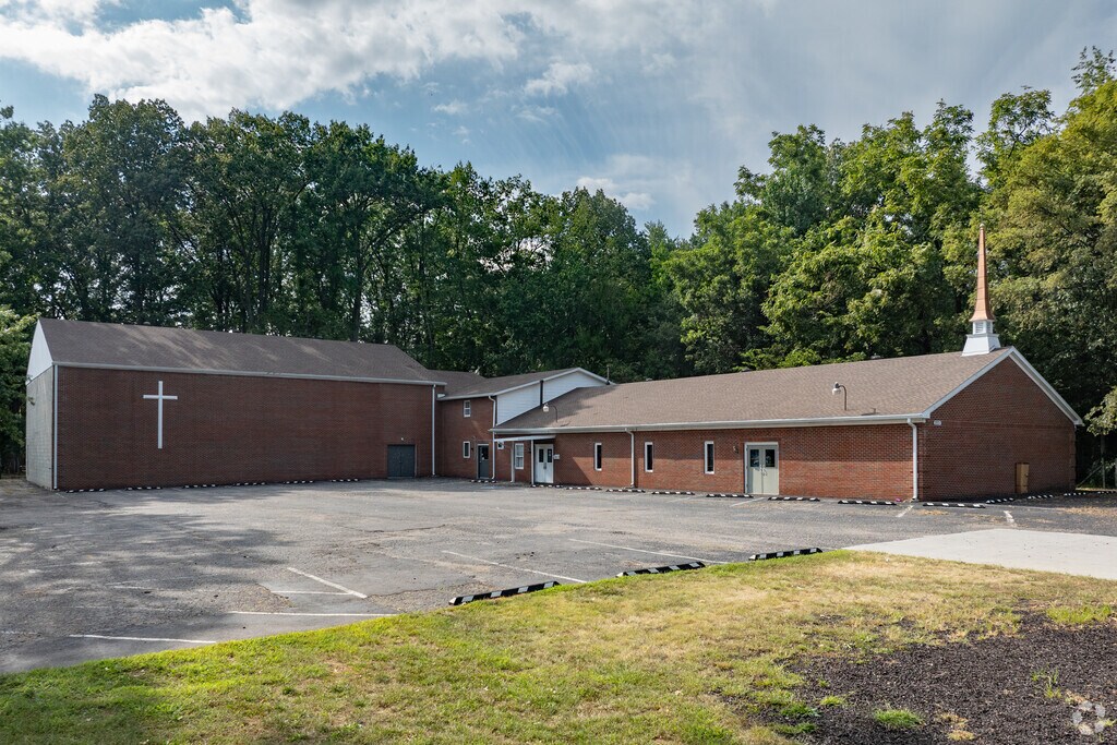 Riverview Adventist Christian Academy has students in grades 1-7.
