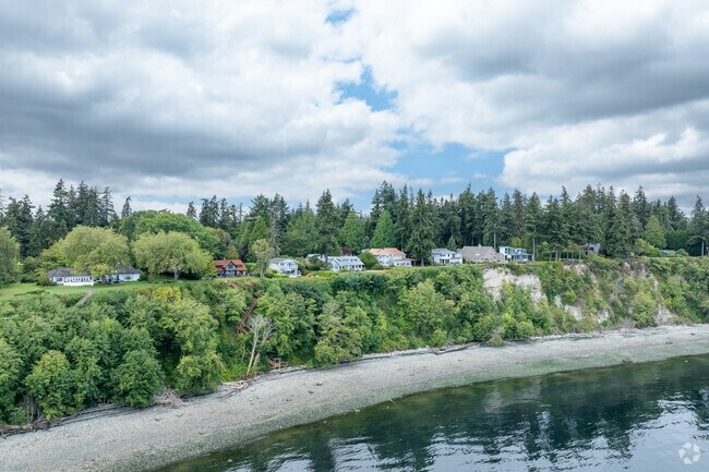 Madrono Park homes sit along the cliffside and face east towards the Puget Sound and Seattle.