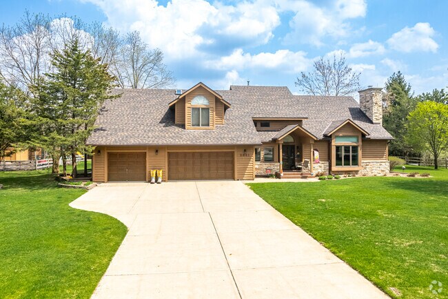 Many homes in the Lakeland area feature large lots.