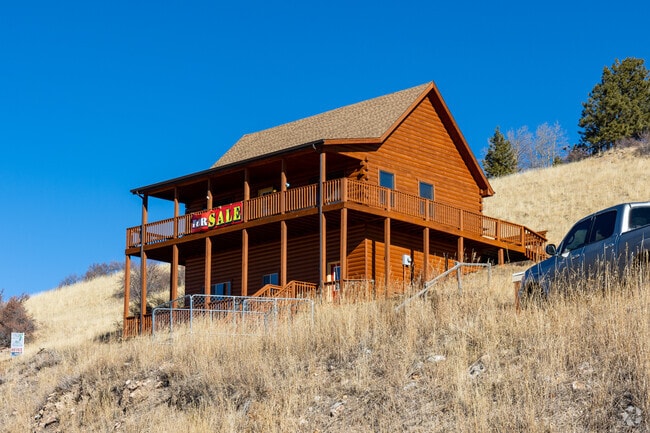 Find spacious log cabins nestled in the rolling hills of Cripple Creek.
