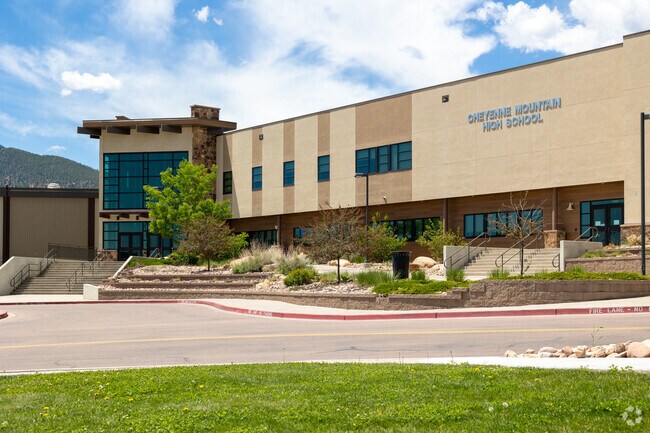 Cheyenne Mountain High School has student teacher ratio of 16-1.