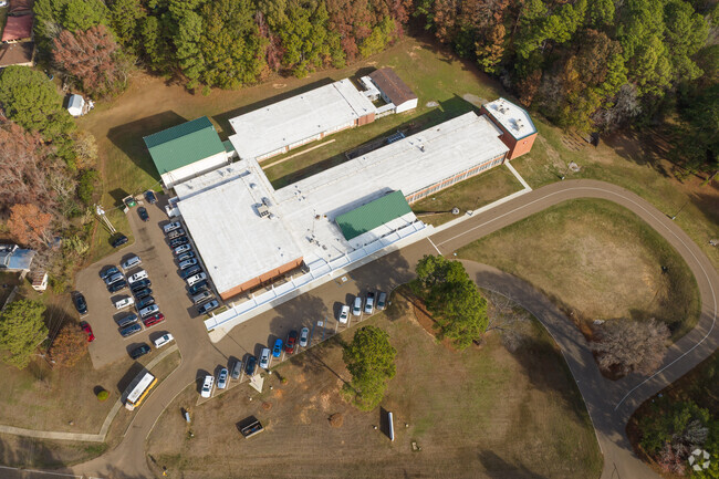 Elevate education at Lovett Elementary in Clinton, MS with 396 sixth graders and a 17:1 ratio.