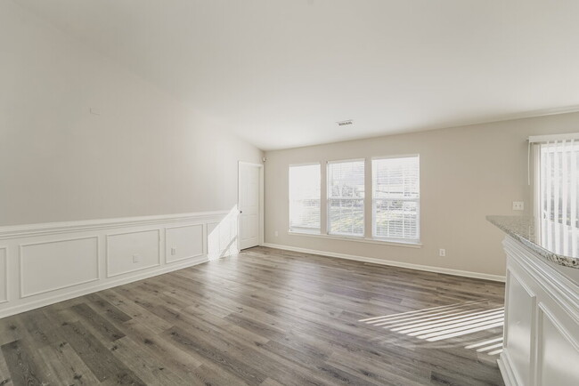 8224 Fox Swamp Rd, Charlotte, NC 28215 - photo 6