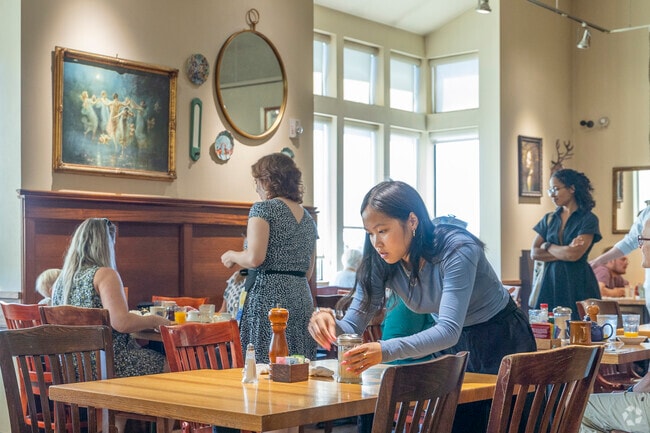 The Oak Table Cafe has top rated help to assist you in Silverdale WA.