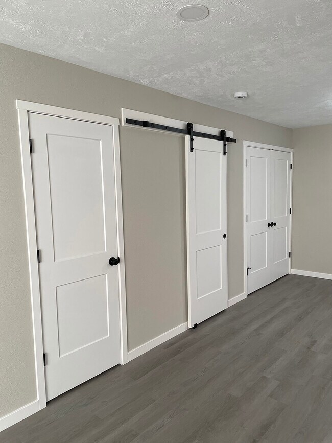 1909 S Ingram Mill Rd, Springfield, MO 65804