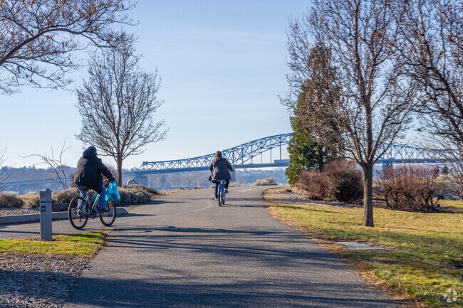 Sacajawea Heritage Trail offers scenic biking along the Columbia River.