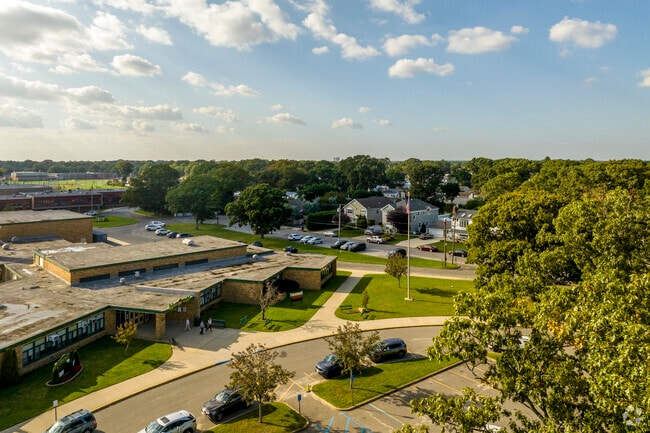 Seaford Manor School has 434 students in grades K-5 with a student-teacher ratio of 11 to 1.