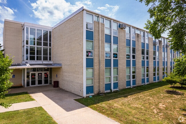 Glendale High School is a public 9th through 12th grade school.