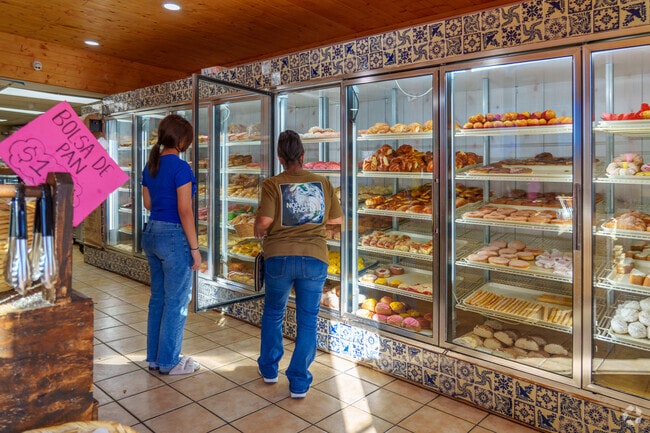 There are many places for snacks in Sunnymede.