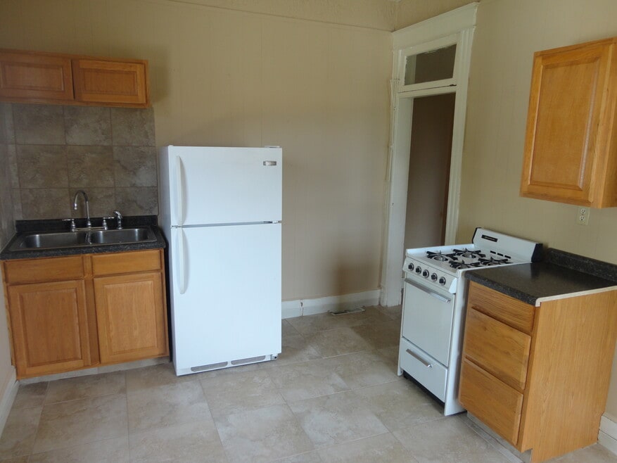 213 E Mulberry St unit 2, Bloomington, IL 61701 - photo 1