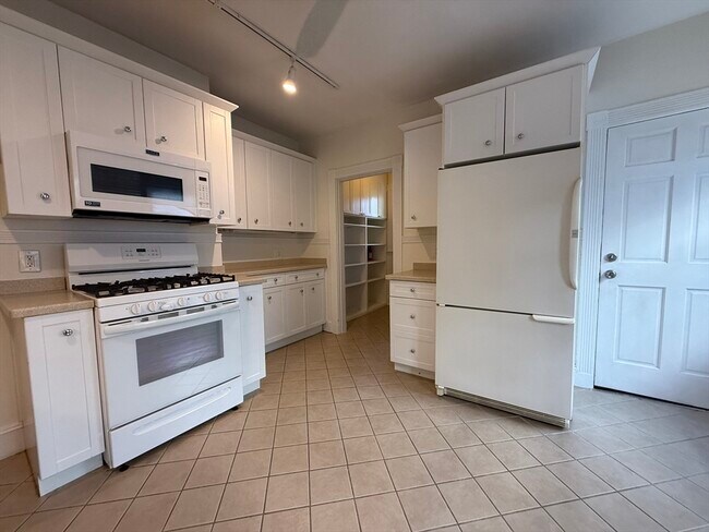 10 Grovenor Rd unit 2, Jamaica Plain, MA 02130 - photo 3