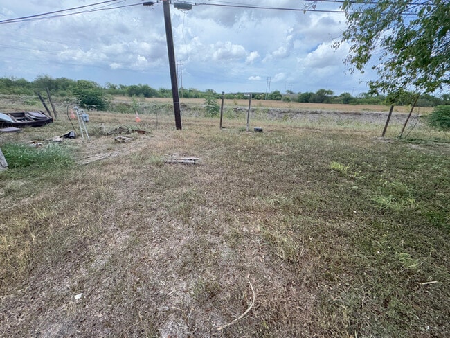 811 E Ave d, Robstown, TX 78380 - photo 3