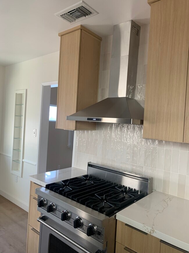 11677 1/2 Magnolia Blvd unit 11677 12, North Hollywood, CA 91601 - photo 3