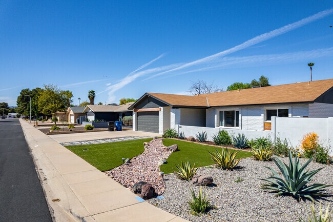 Charming South Tempe homes: Family-friendly neighborhoods & easy access to amenities.