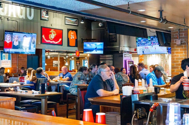 Old Chicago Pizza & Taproom in Lakeshore serves pizza and local brews.