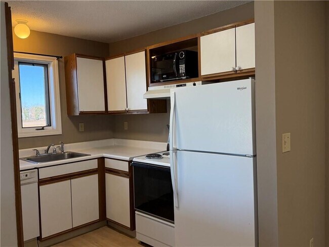 724 Beverage Hill Ave, Pawtucket, RI 02861 - photo 4