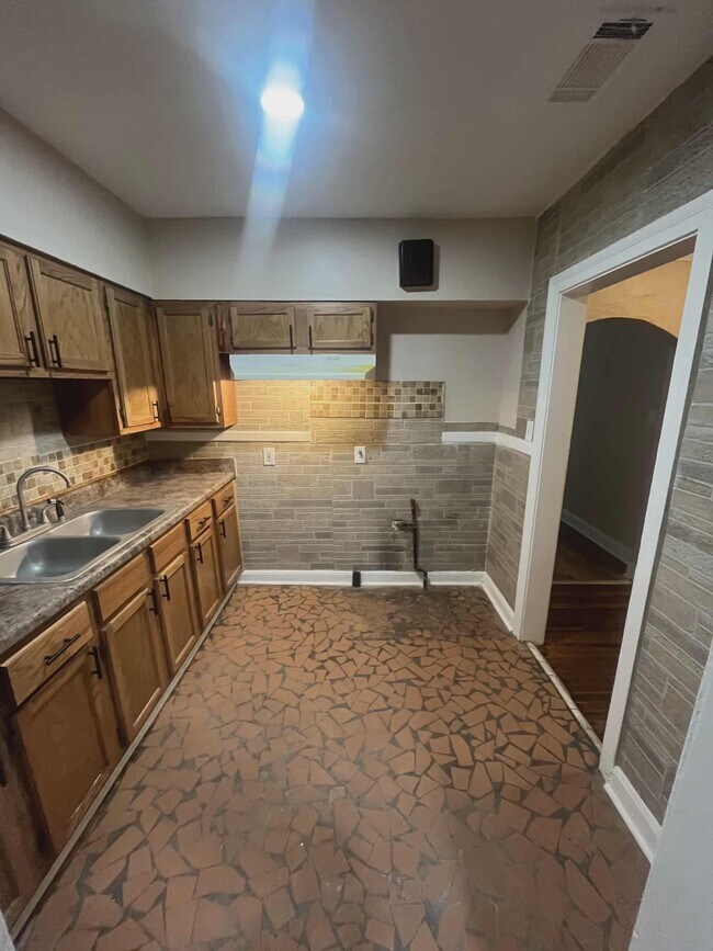 253 W Burdock Ave, Memphis, TN 38109 - photo 3