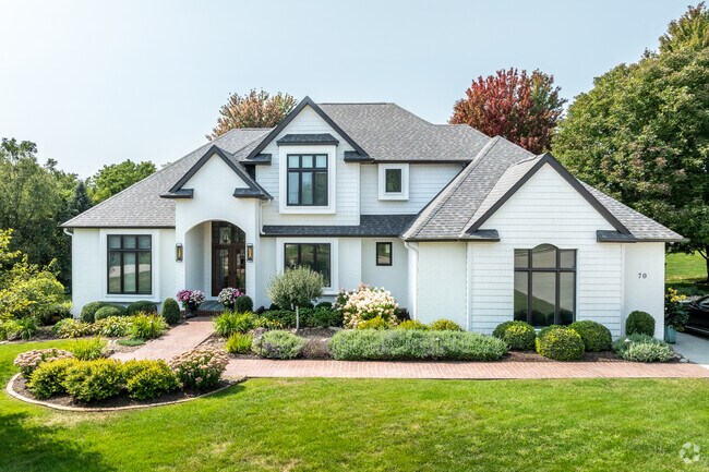 Walnut Ridge homes vary from modern and contemporary to classic and stately.