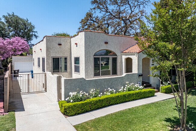 You can find Spanish and Mediterranean styled homes in Lindaraxa Park.