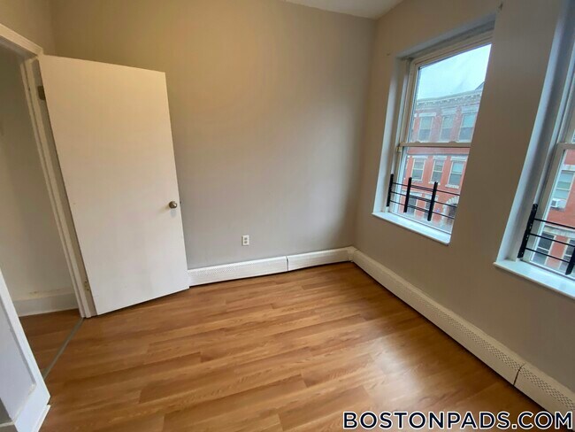 96 Woodledge St unit 3L, Dorchester, MA 02125 - photo 7
