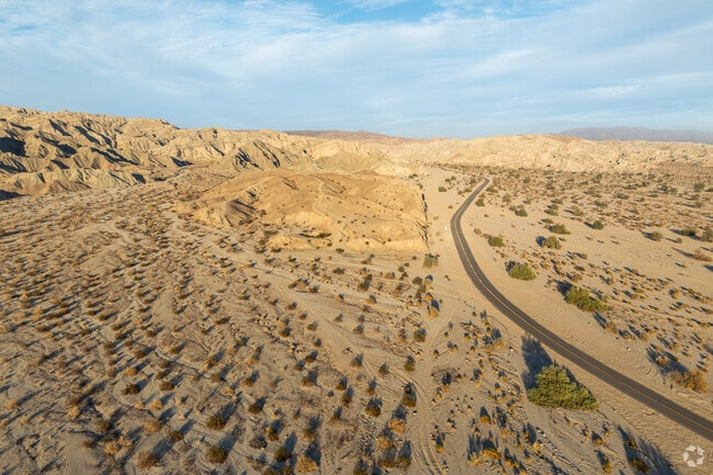 The extreme desert climate of Mecca causes high temperatures to persist from late spring into early fall.