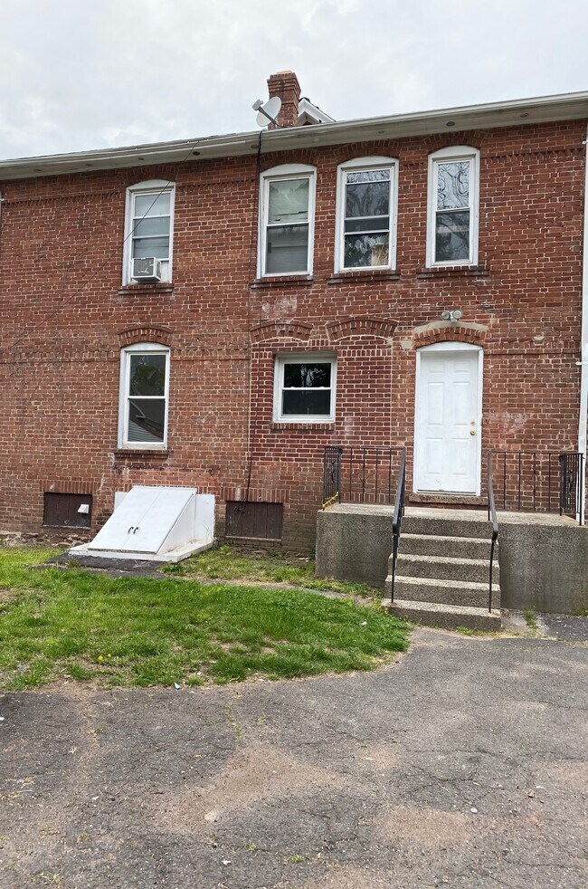 24 Garden St unit 2nd floor, Meriden, CT 06451 - photo 2