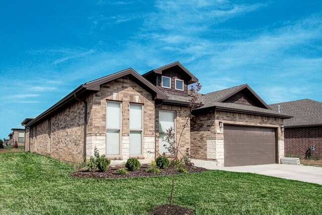 8520 Pickering St, Lenexa, KS 66227 - photo 2