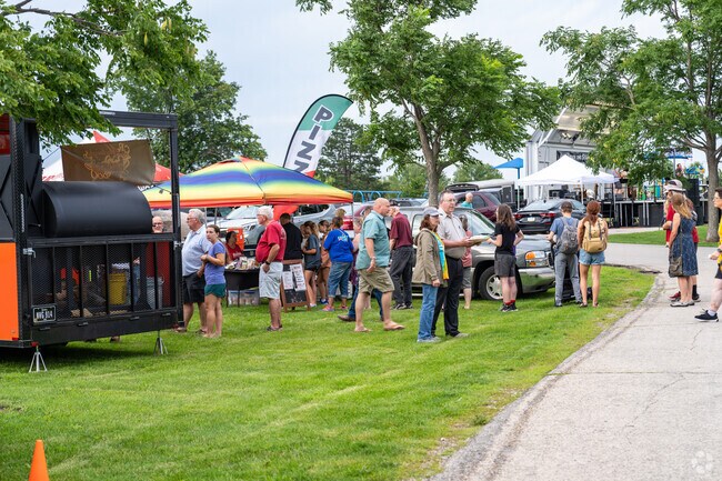 Visitors enjoy meals from local vendors at Noelridge Park’s Jazz Under the Stars event.