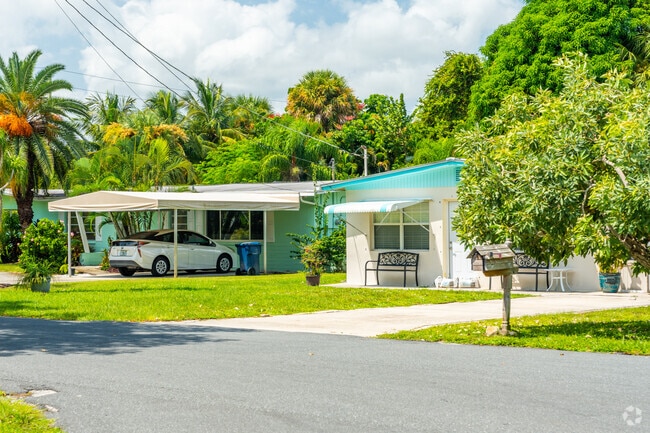 Many single family homes in Downtown Stuart offer front porches and car ports.
