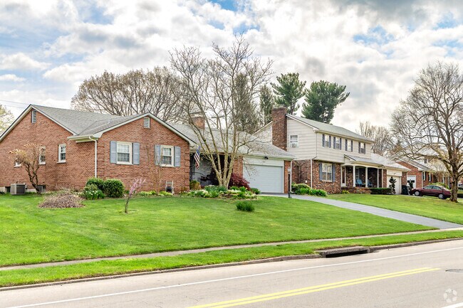 The average home in Lansdowne is 3,157 square feet.