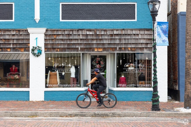 There is a shopping street in downtown Green Cove Springs neighborhood.