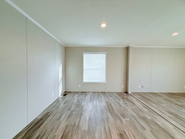 29805 Jamestown Dr, New Baltimore, MI 48051 - photo 2