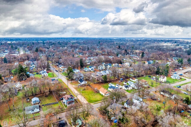 Knollwood Willow is a small neighborhood on the north side of Lansing near the Grand River.