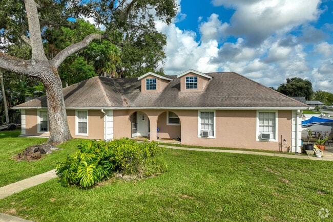 Large oak trees and plenty of upstairs windows are all common aesthetics in Cambridge.