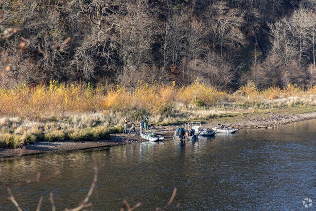Anglers can fish for salmon and trout at the nearby White Salmon River.