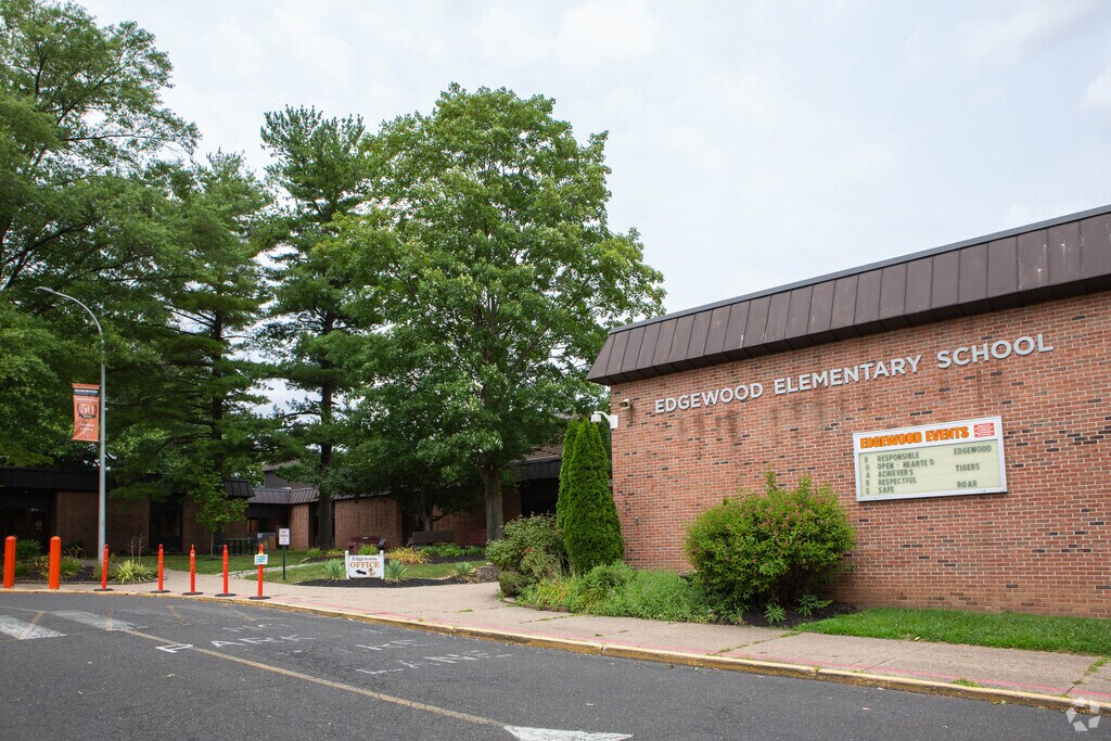 Edgewood Elementary School serves K-5th grade students in the Lower Makefield community.