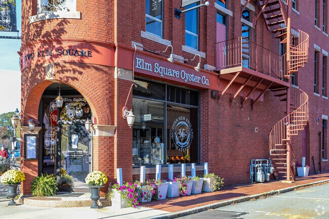The Elm Square in Phillips Andover Academy has several restaurants to enjoy in the area.