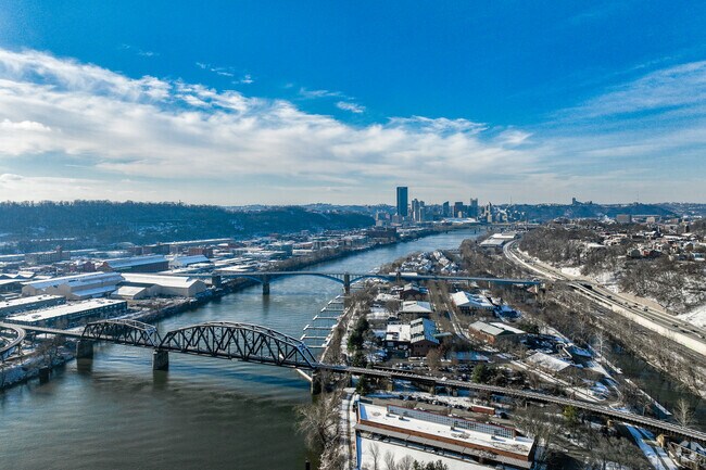 Bridges crossing over the Monongahela River.