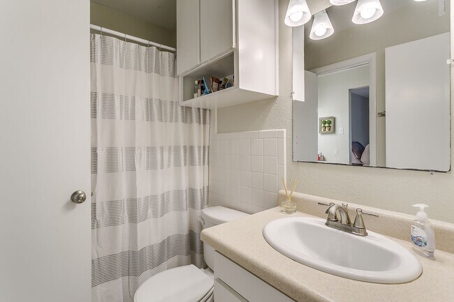 Full bath with tub/shower combo. Door directly into master & 2nd door into main hallway.