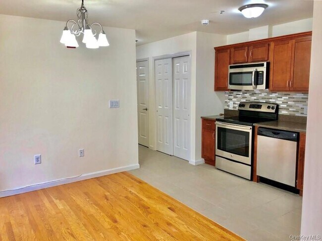 160 Chatterton Ave unit 1A, White Plains, NY 10606 - photo 2