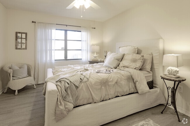 1BR,1BA - 830SF