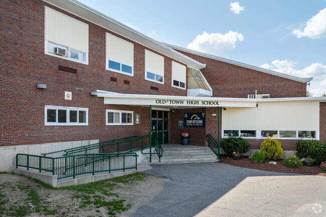 Old Town High School receives an overall rating of B- from niche.