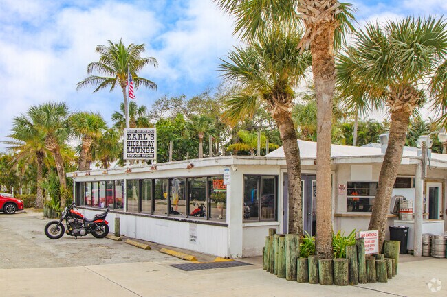 Earl's Hideaway Lounge, features live music for Sebastian locals to enjoy.