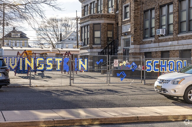 Livingston Elementary School receives a C- Niche Rating.