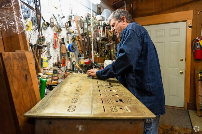 East Barre Antique Mall highlights Vermont’s heritage with curated antiques and collectibles, perfect for vintage enthusiasts exploring Barre Town.