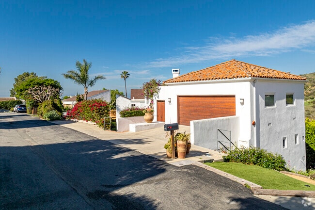 Most El Nido homes have views of the expansive mountain range and ocean.